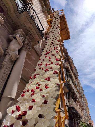 Imatge instal·lació Palau Bofarull feta amb gots i roses.