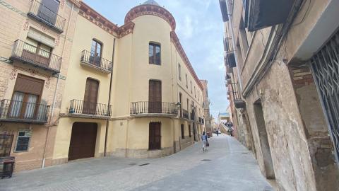 El Palau Montagut està ubicat al C. de Santa Anna, 3 de Tortosa