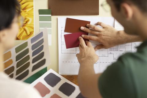 imatge de persones treballant temes de decoració