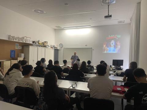 Alumnes escoltant la conferència