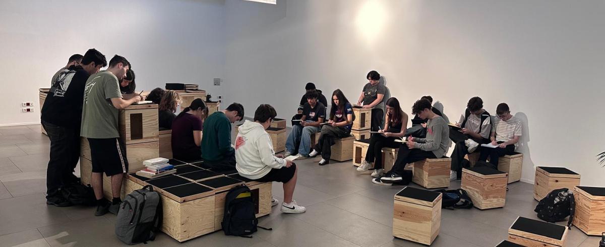 Imatge alumnat dibuixant a l'Espai Llimoner de l'escola