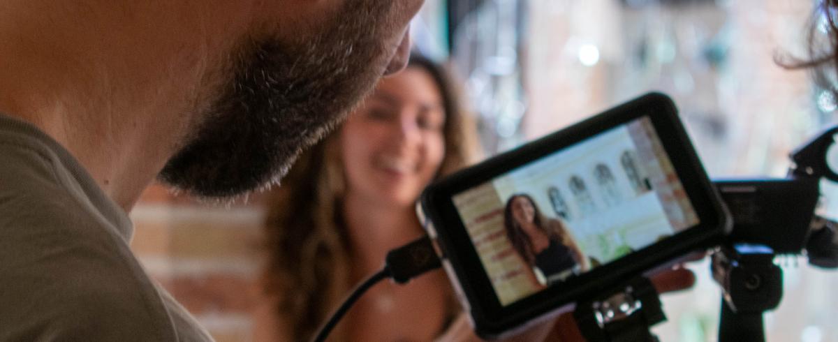 Imatge alumnat gravant una instal·lació 