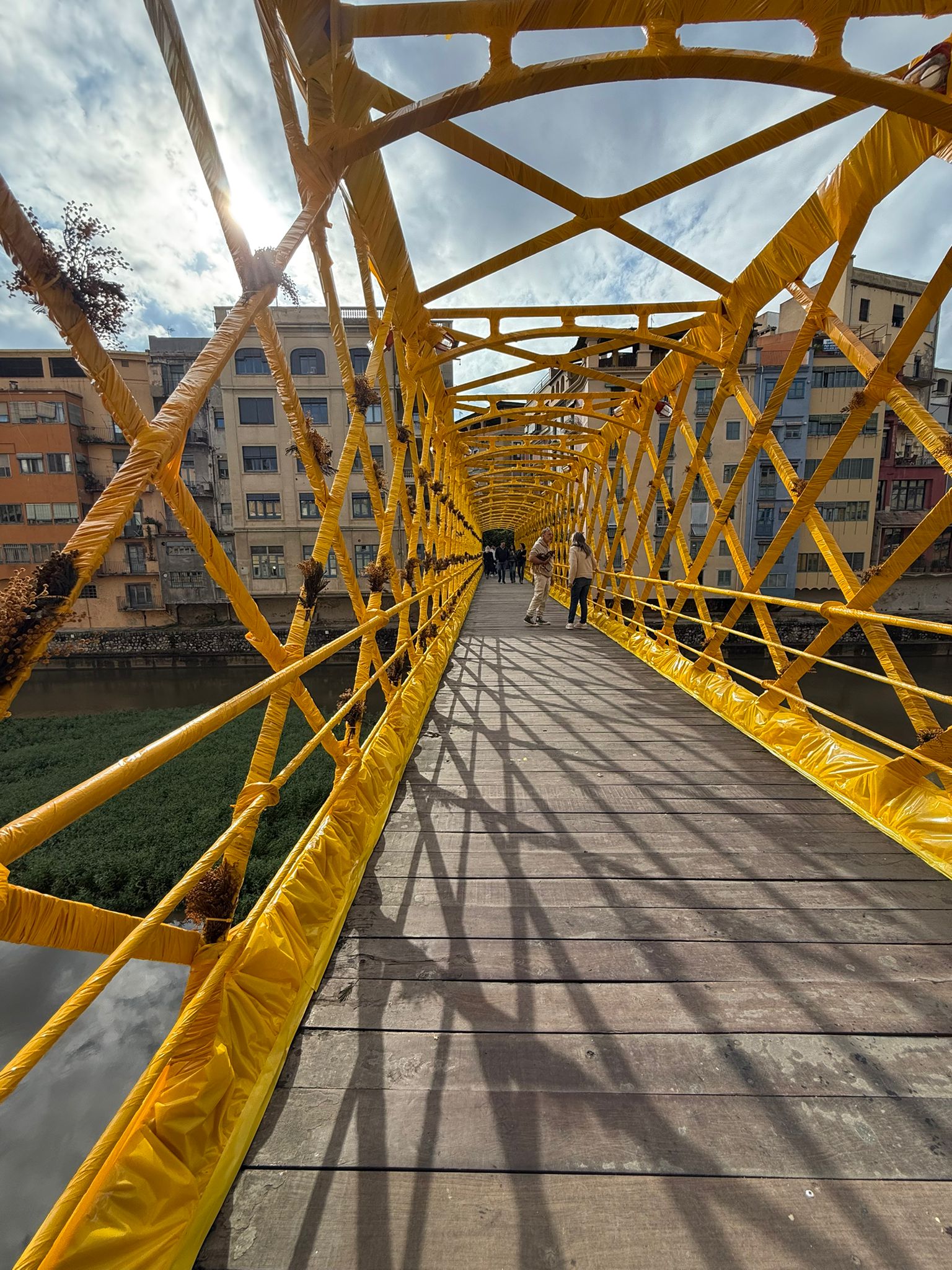 Imatge pont folrat de groc