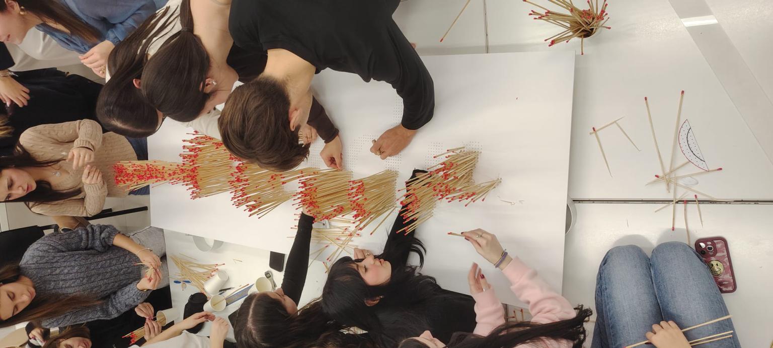 Imatge d'alumnes treballant en un projecte conjunt