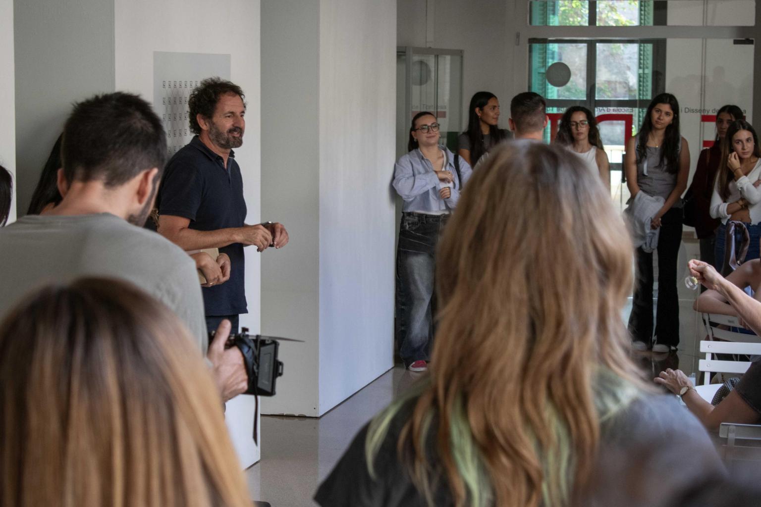 Imatge alumnat amb professor