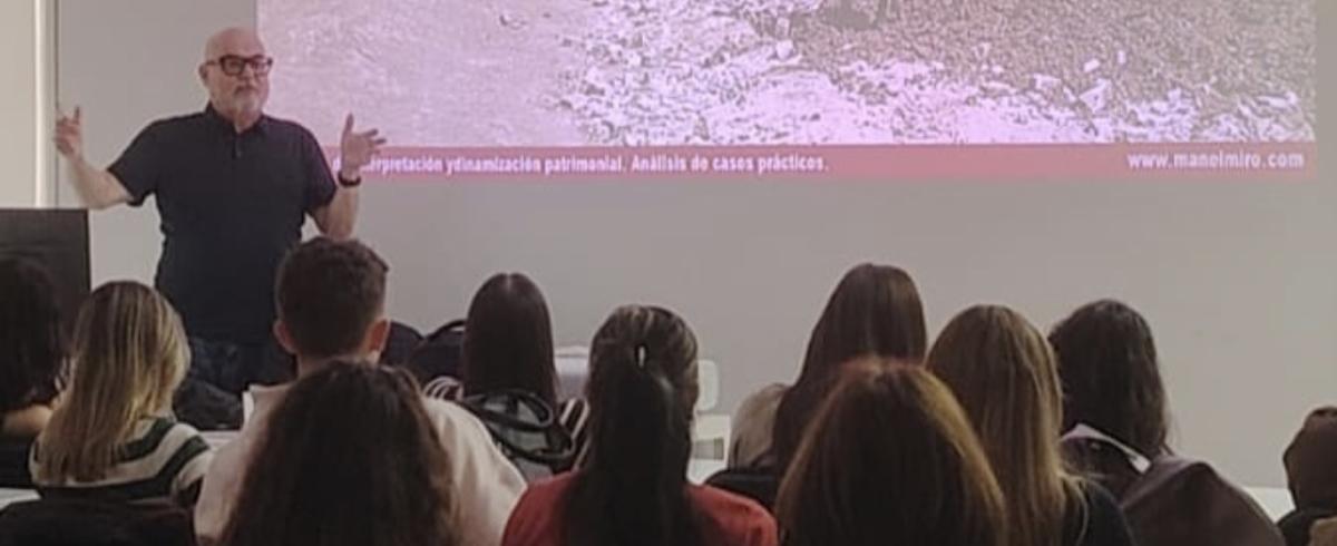 Imatge alumnat escoltant Manel Miró