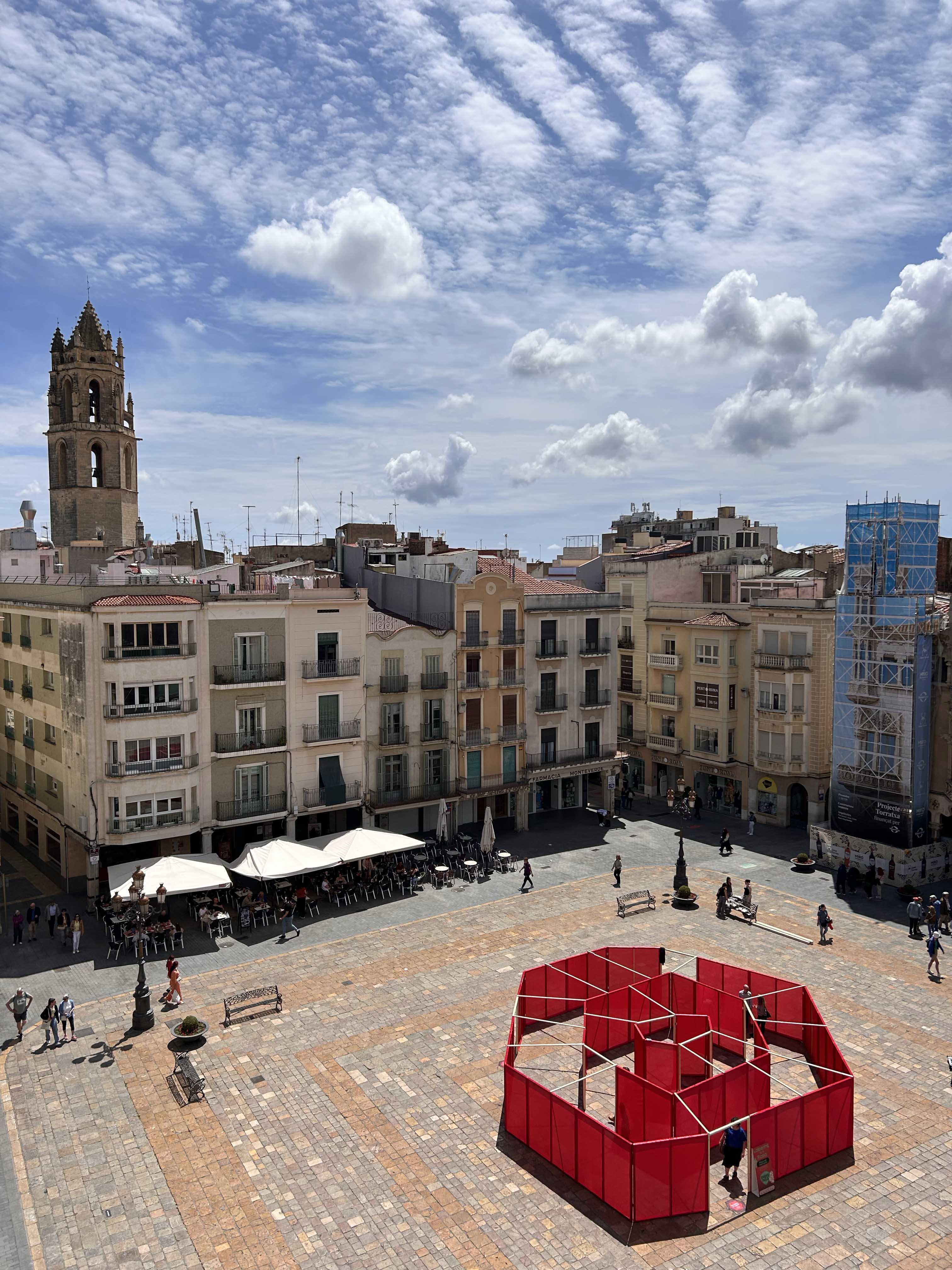Intervenció roses de reus a la plaça Mercadal