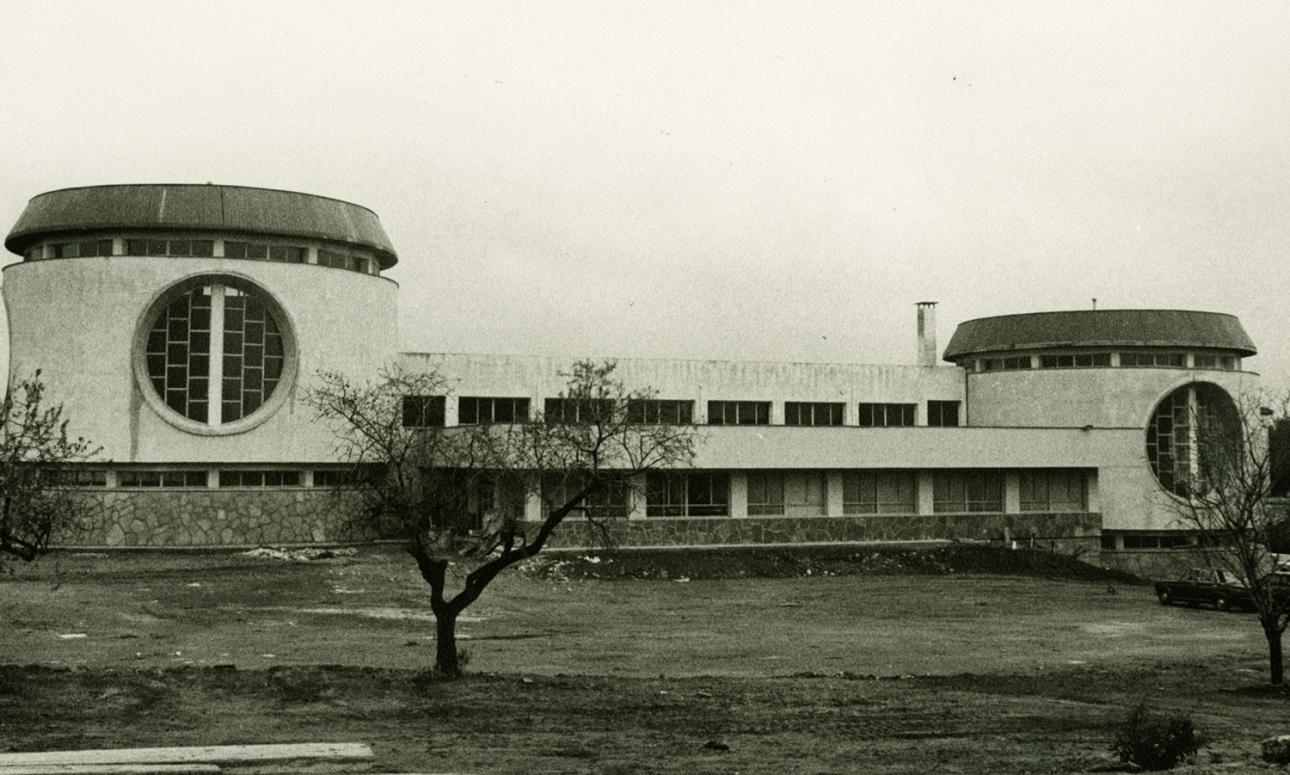 Vista general de l’edifici en una fotografia feta amb motiu d’una visita de la Corporació a l'Escola-Taller d'Art  Chinchilla (T