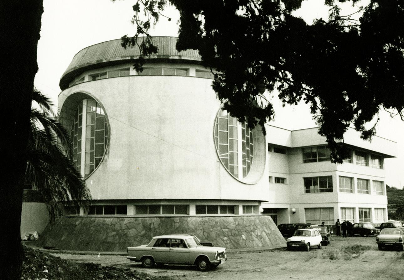 Vista general de l’edifici en una fotografia feta amb motiu d’una visita de la Corporació a l'Escola-Taller d'Art  Chinchilla (T