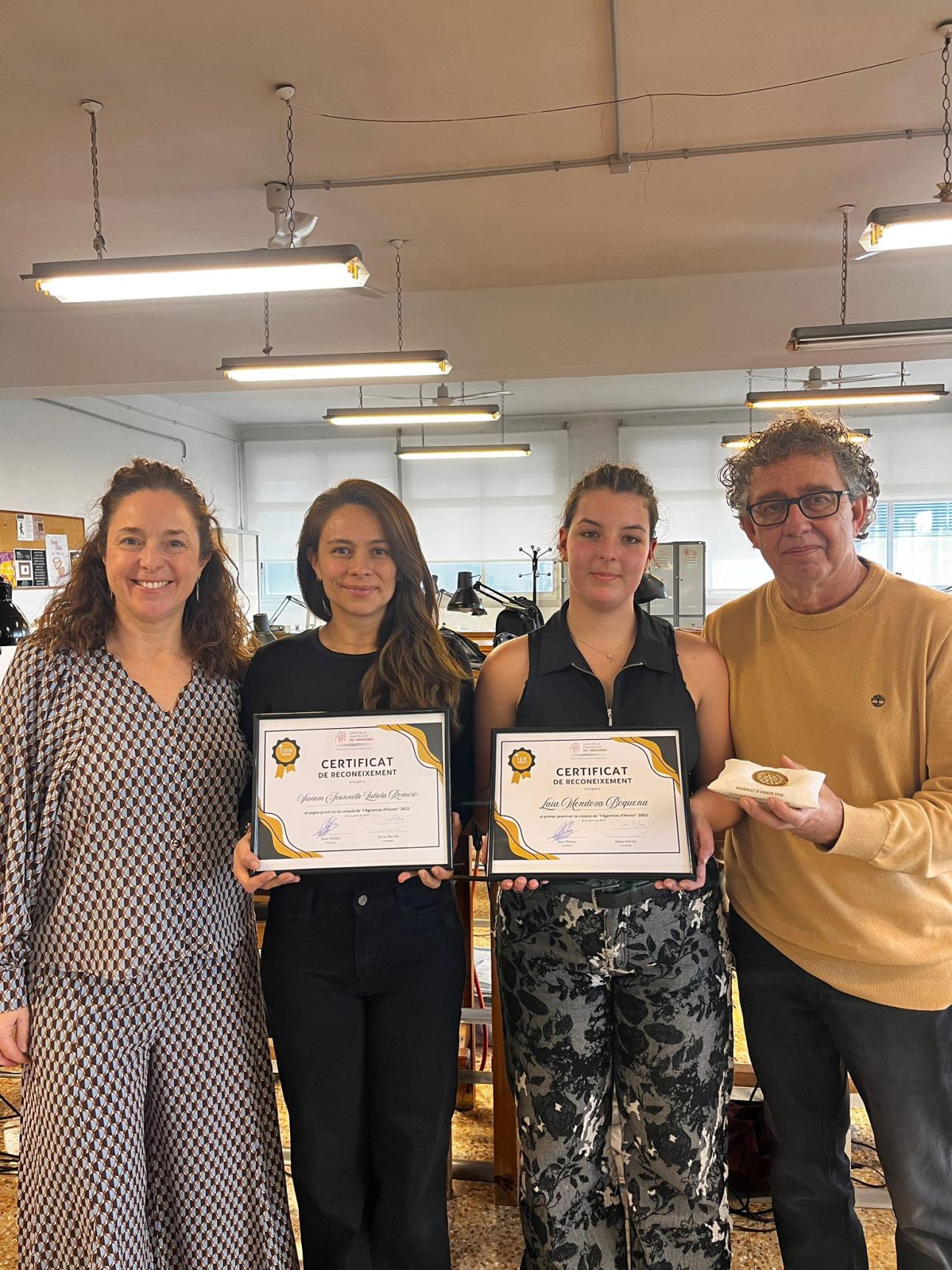  Laia Mendoza Boquena i  Viviam Jeannette Zulieta Romero amb representants del Gremi de la Construcció del Tarragonès