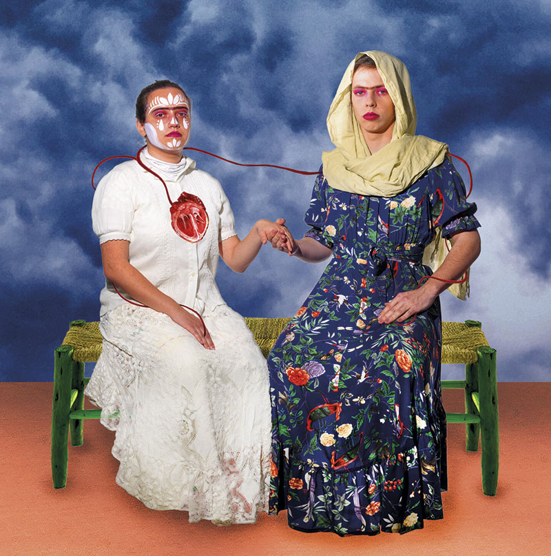 Fotografia titulada Las dos Fridas, treball de classe on es reconstrueix fotogràficament una obra de Frida Kahlo