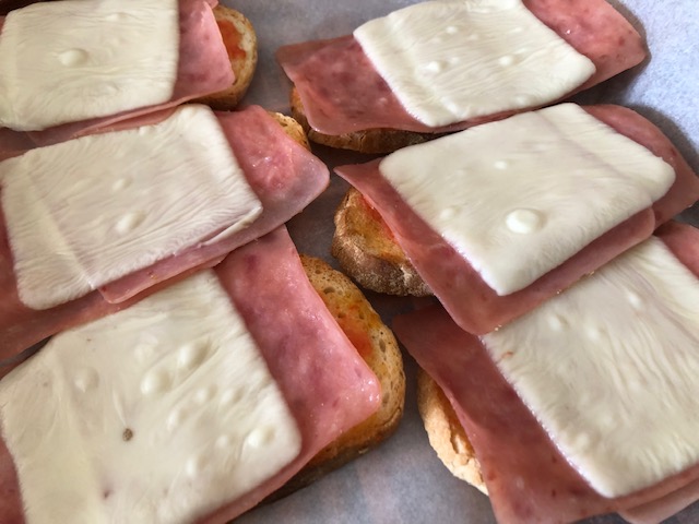 llesques de pernil i formatge gratinat