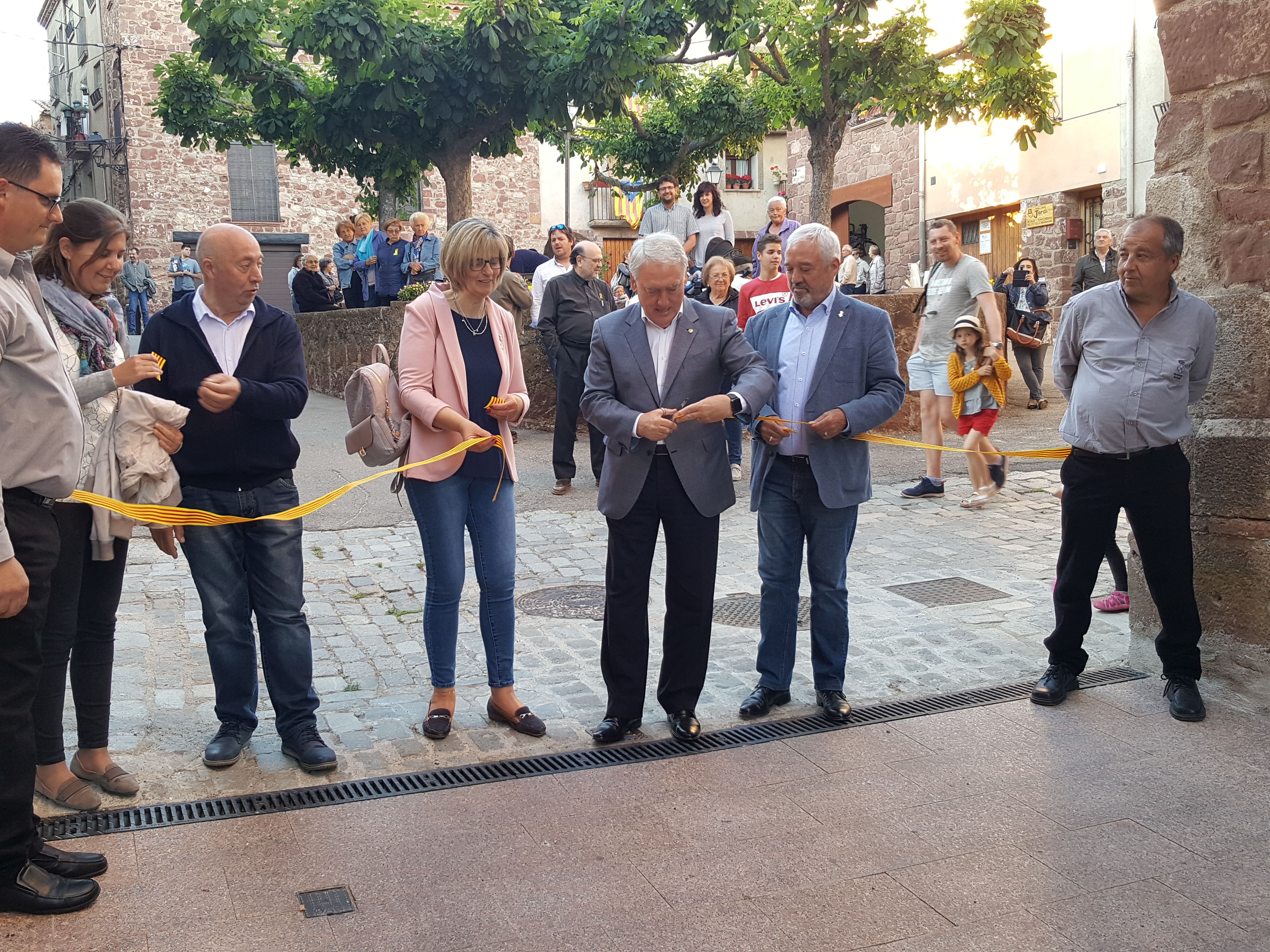 Prades inaugura dos carrers del nucli antic,  després de les obres d'arranjament que s'hi han fet