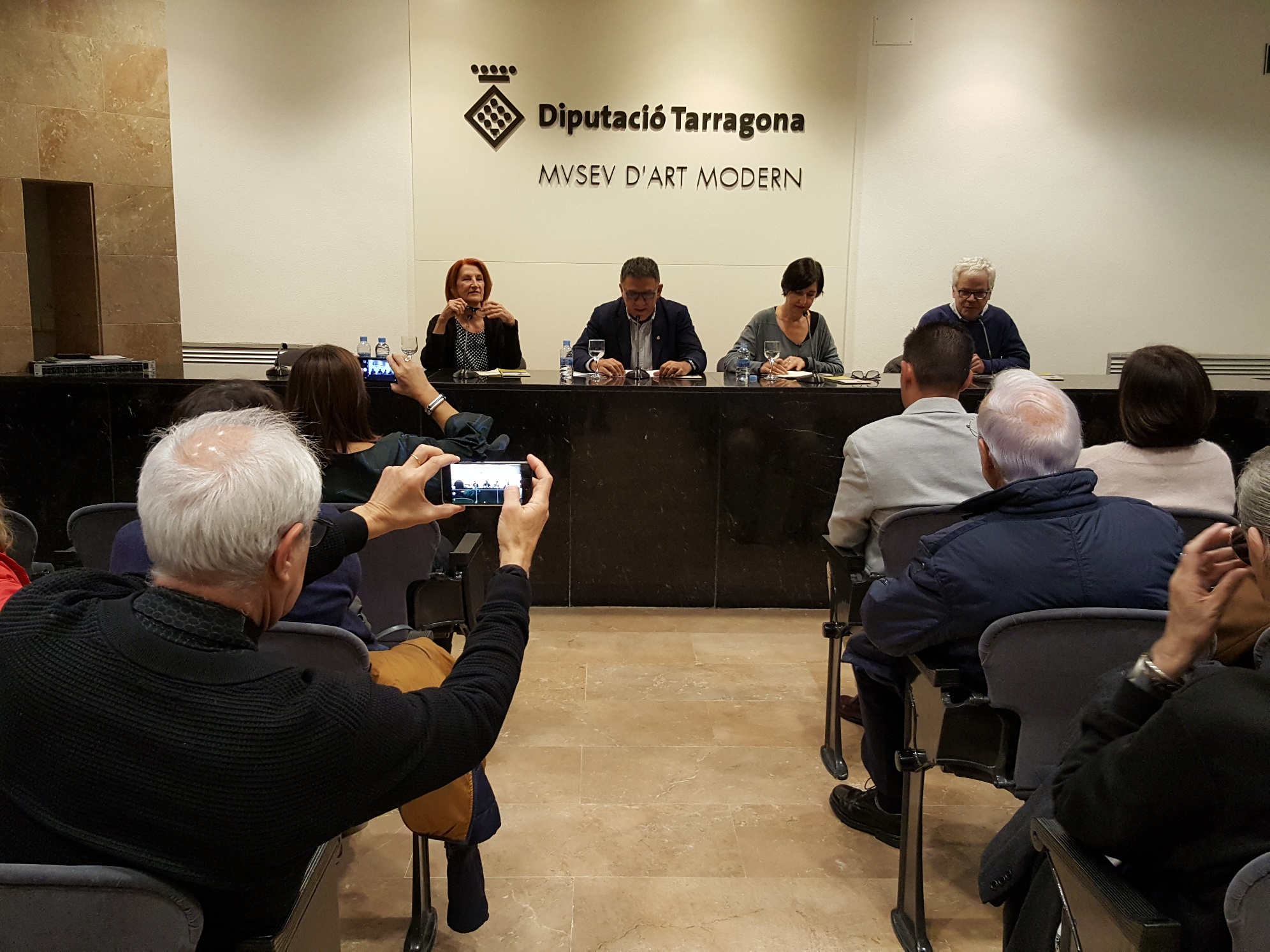 Fotògrafs i escriptors de renom recorren la demarcació a la nova col·lecció de mapes d'autor 'Territori a peu', una iniciativa del Festival SCAN Tarragona amb el suport del MAMT