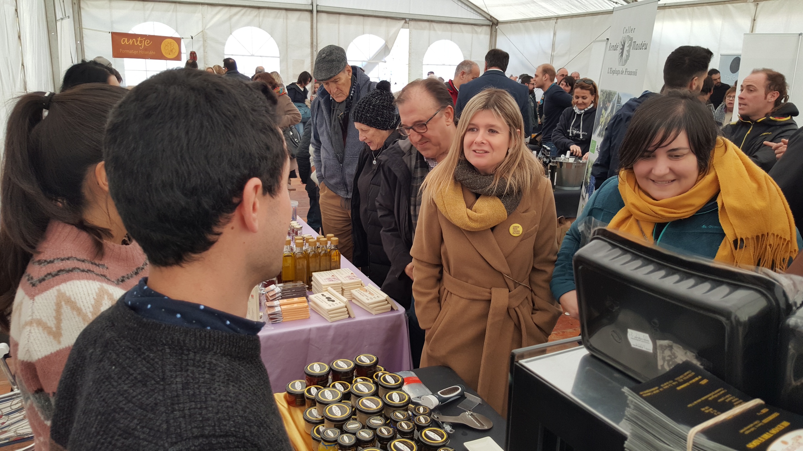 La presidenta de la Diputació reivindica els productes agroalimentaris de la demarcació, durant la inauguració de la IV Fira de la Tòfona de Vilanova de Prades