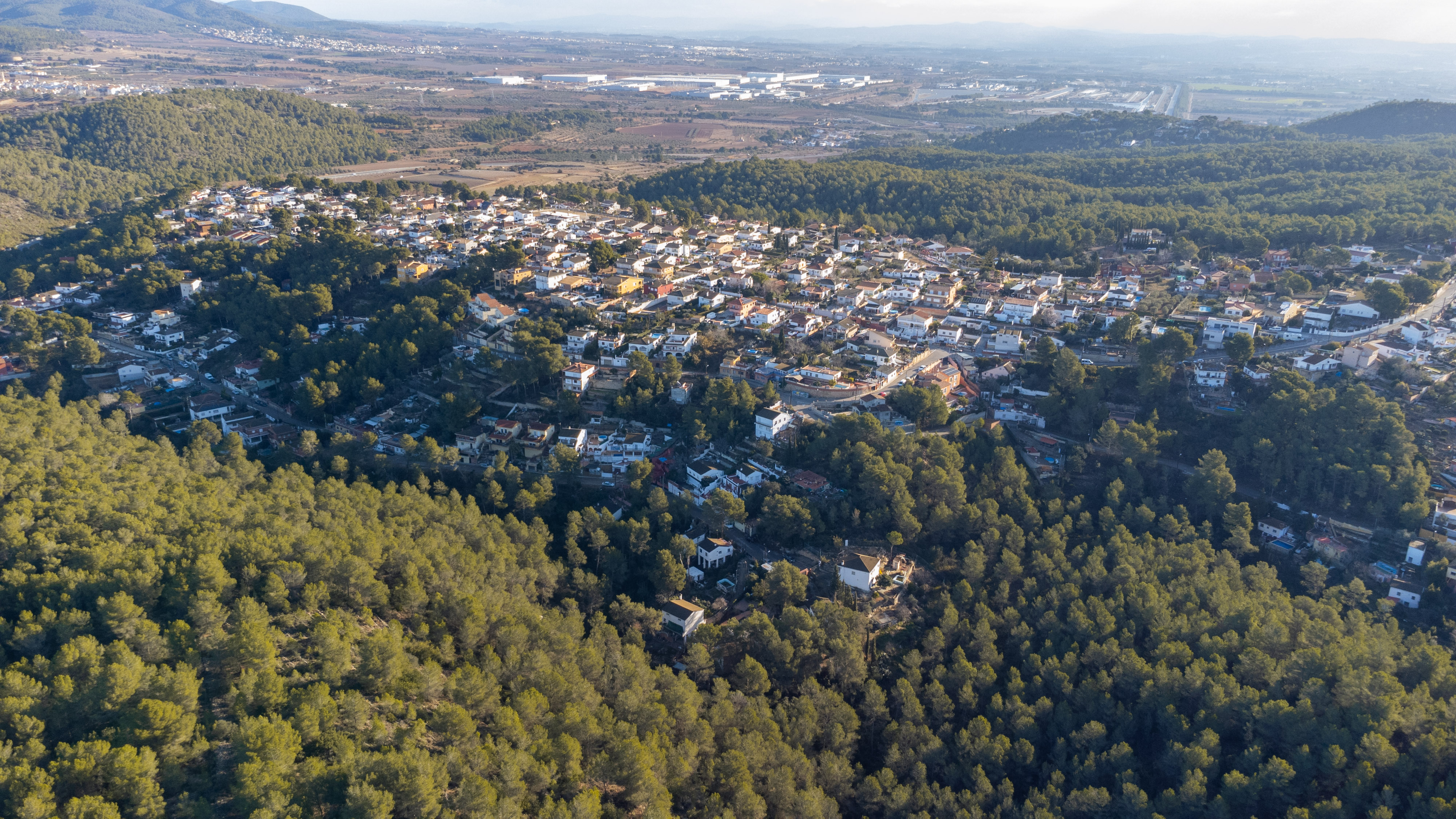 Urbanització envoltada de massa forestal