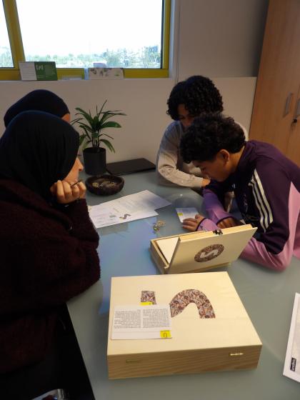 Alumnes de 2n de BAT de l'INS Collblanc de la Canonja realitzant l'activitat
