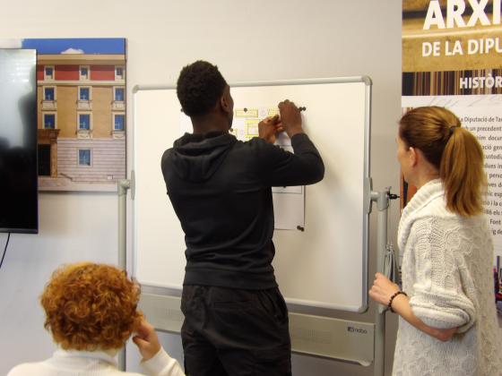 Alumnes de 2n de BAT de l'INS Collblanc de la Canonja realitzant l'activitat