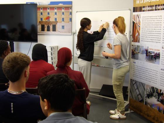 Alumnes de 1r de BAT de l'INS Torreforta realitzant l'activitat