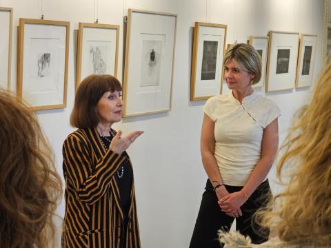Nekane Aramburu i Noemí Llauradó durant la inauguració de l'exposició