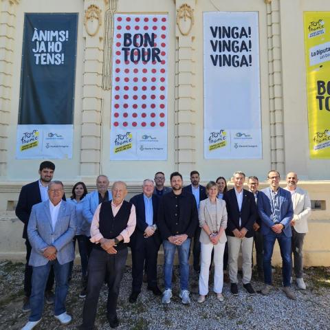 Fotografia de grup a la seu institucional del Baix Penedès