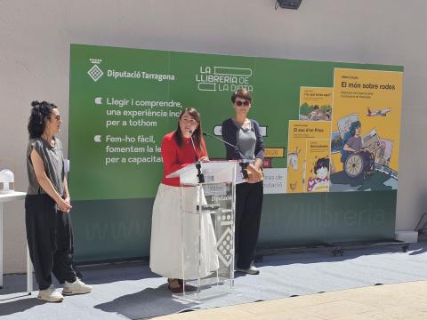 Susanna Giner, autora de l'adaptació del Món sobre Rodes, al nou espai de la Xarxa d'Espais Culturals de la Diputació