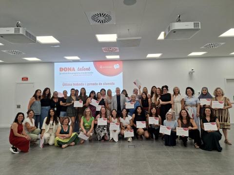 Fotografia de grup de les participants en el programa Dona Talent