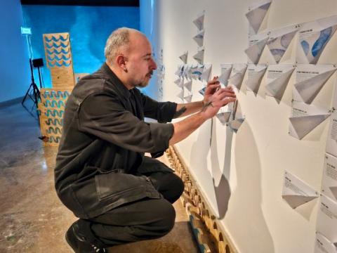 L'artista Marc Vives a l'exposició 'SSSSS' que es pot visitar al museu fins al 15 de març