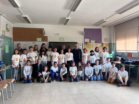 Fotografia de grup dels nens i nenes del Col·legi Cèlia Artiga que han participat en el projecte, amb el diputat Polítiques d’Ocupació i Emprenedoria, Pere Granados, i els regidors de Reus, Òscar Subirats i Pilar Pérez