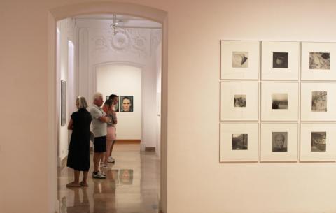 El MAMT enceta un cicle de visites comentades a l’exposició “Col·lecció Forvm. Sacsejar la història, transformar la fotografia”