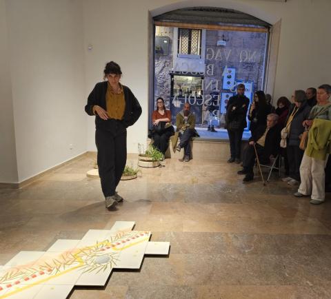 L'artista Mariona Moncunill explica una de les obres que integren l'exposició