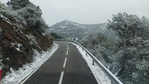 Una de les carreteres afectades per la neu