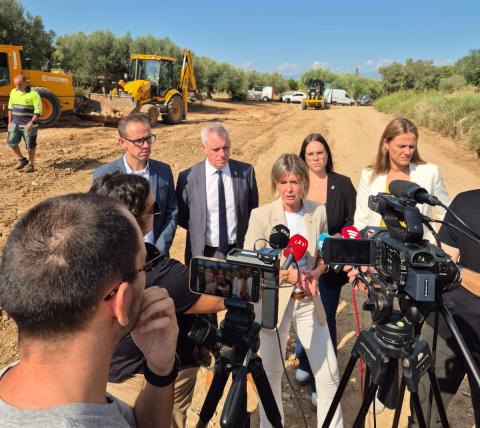 Durant la visita, la presidenta ha refermat “el suport permanent de la Diputació als municipis, també en situacions sobrevingudes com aquesta