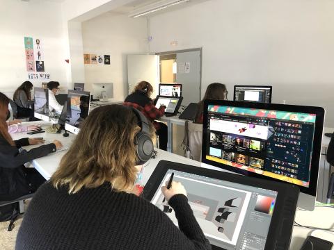 El web https://www.dipta.cat/estudiarartidisseny aglutina tota la informació, tant de l'oferta formativa com del calendari per a la inscripció.