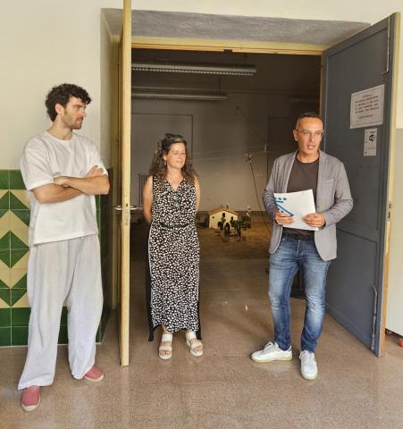 El diputat delegat de Promoció Social i Cultural, Òscar Sanchez, amb l'artista Josep Poblet, durant la presentació d''Un dia al mas'