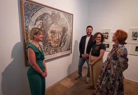 Llauradó, Viñuales, Hernández i Grande, durant la visita de l'exposició