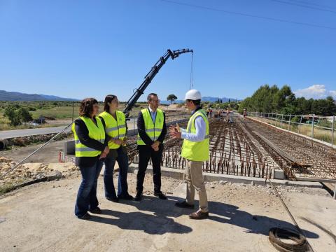 La diputada delegada d'Infraestructures de la Diputació, Iris Castell; l'alcalde de Móra d'Ebre, Rubén Biarnés, i l'alcaldessa de Benissanet, Núria Morera