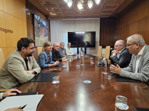 La presidenta de la Diputació, Noemí Llauradó, i l'alcalde de Tarragona i vicepresident de la Diputació, Rubén Viñuales, durant la reunió amb representants de TINET CiutadanIA