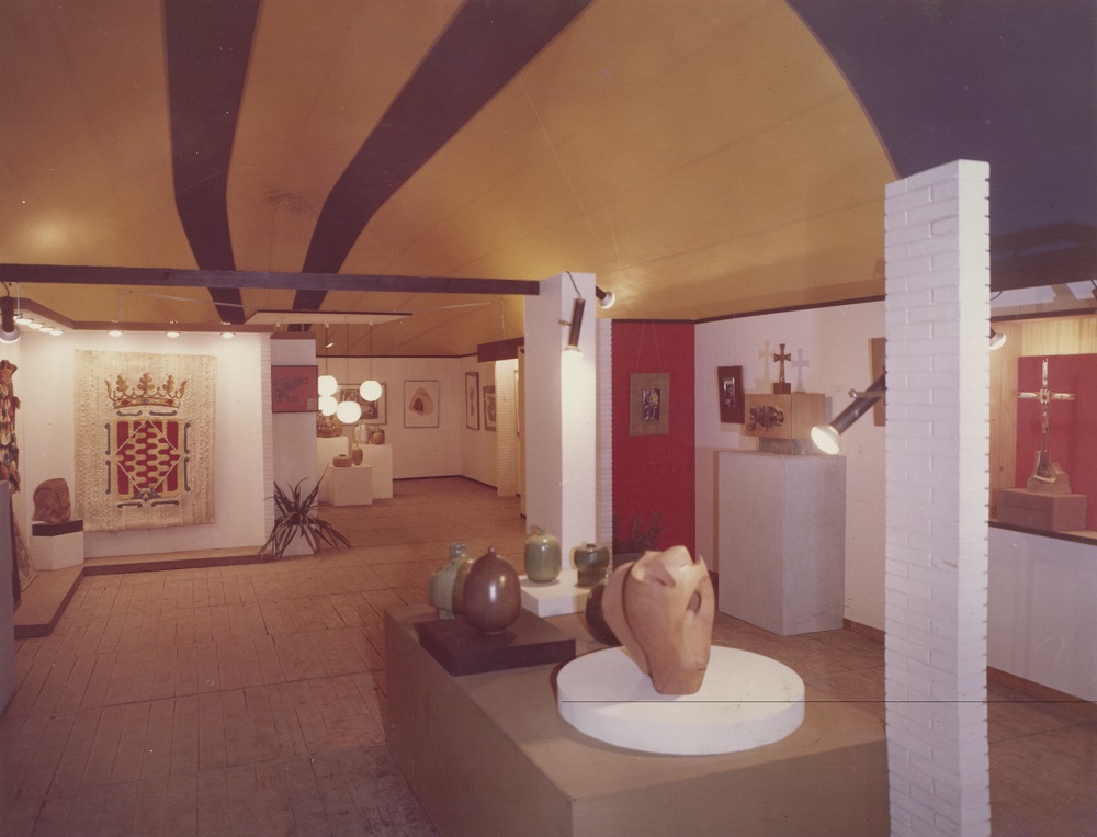 interior del Pavelló de l'antiga Escola Taller d'Art de la Diputació a la Fira de Mostres de Reus de 1972