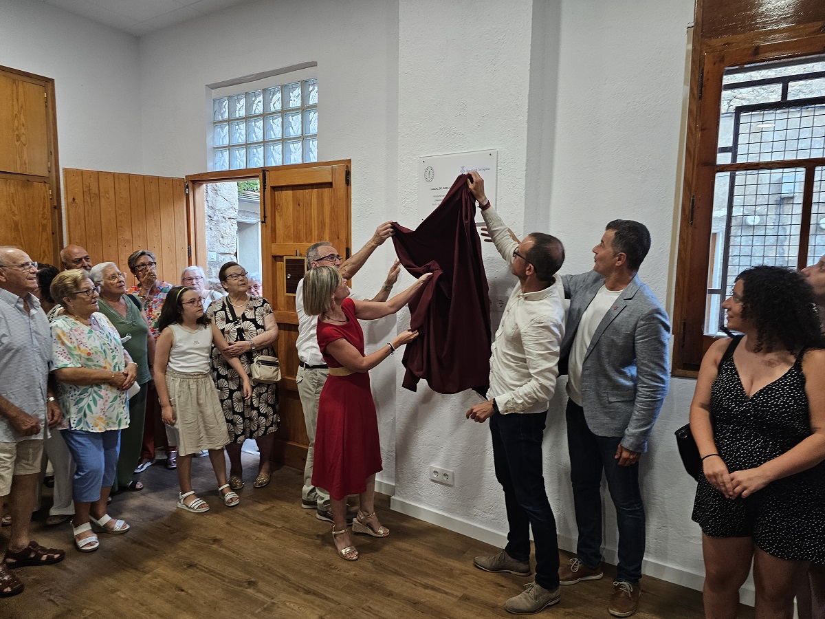 Destapant la placa inaugural