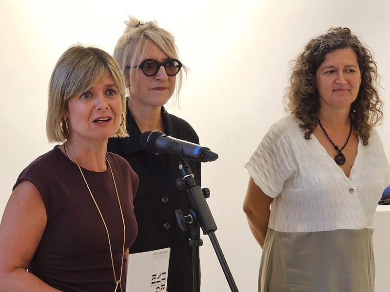 Noemí Llauradó, Pilar Lanau i M. Lluïsa Gené, durant la inauguració
