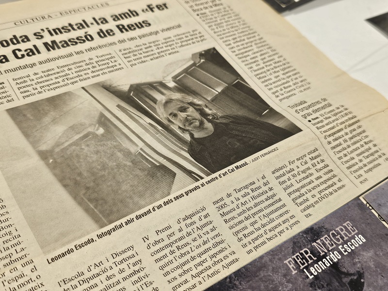 L'exposició inclou una vitrina amb material documental