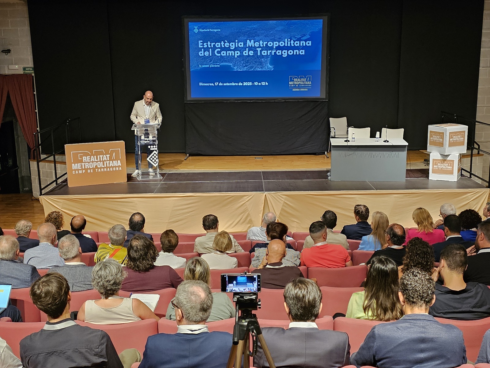 El diputat Vale Pino donant la benvinguda als assistents.