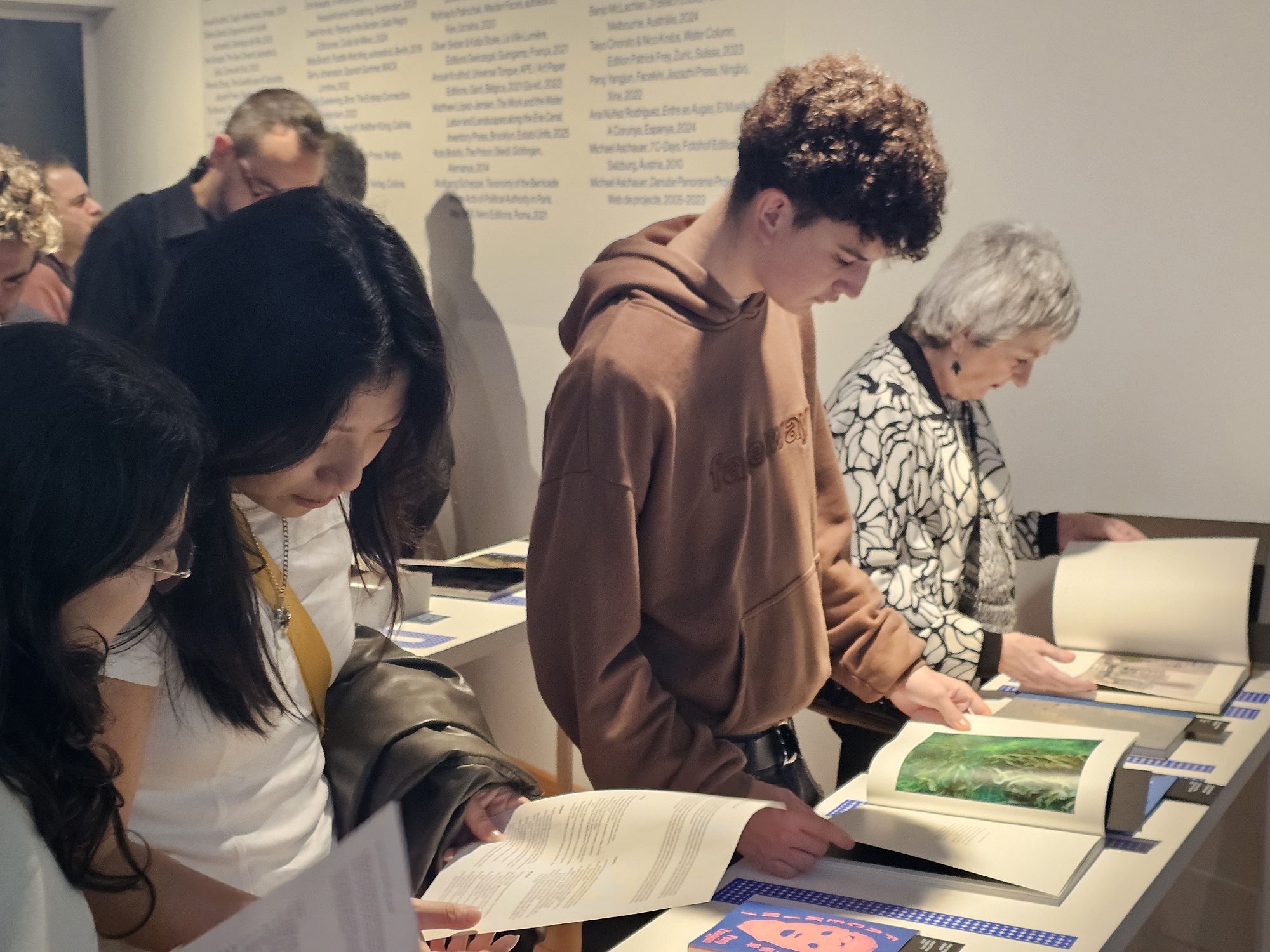 La mostra inclou una trentena de publicacions