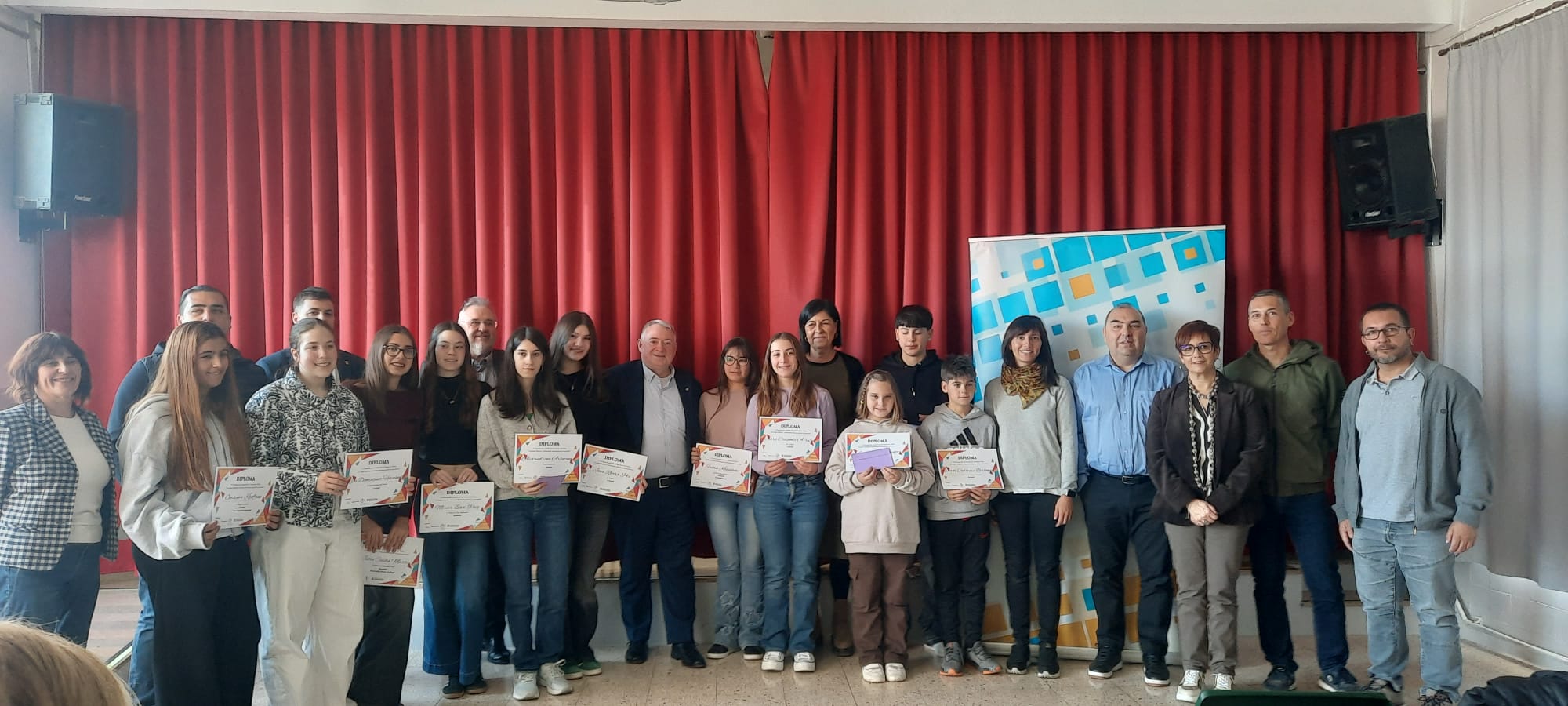 Foto de família de tot l'alumnat premiat en l'edició 2025 del concurs de cartell i relat de la Taula de Salut Mental de les Terres de l'Ebre