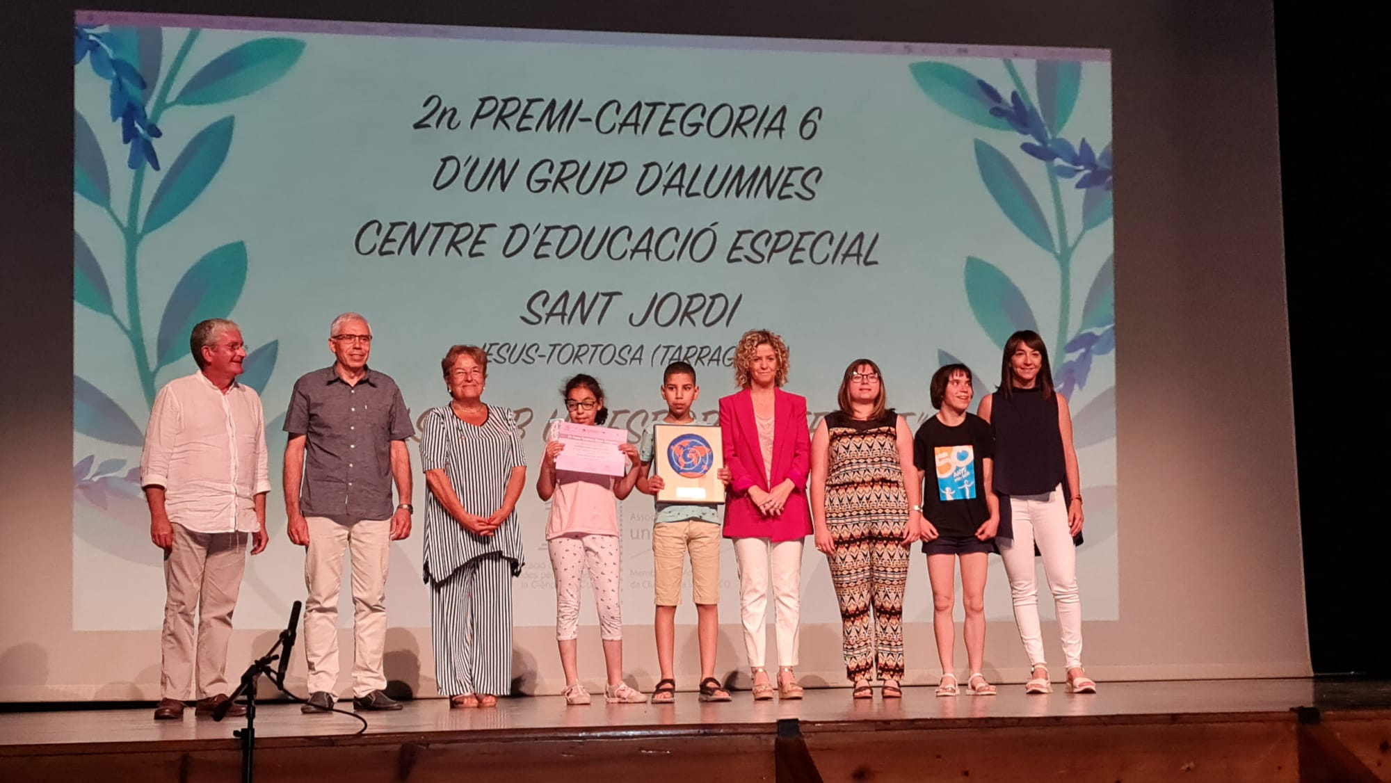 Foto de família amb alumnes i membres de l'equip docent del centre