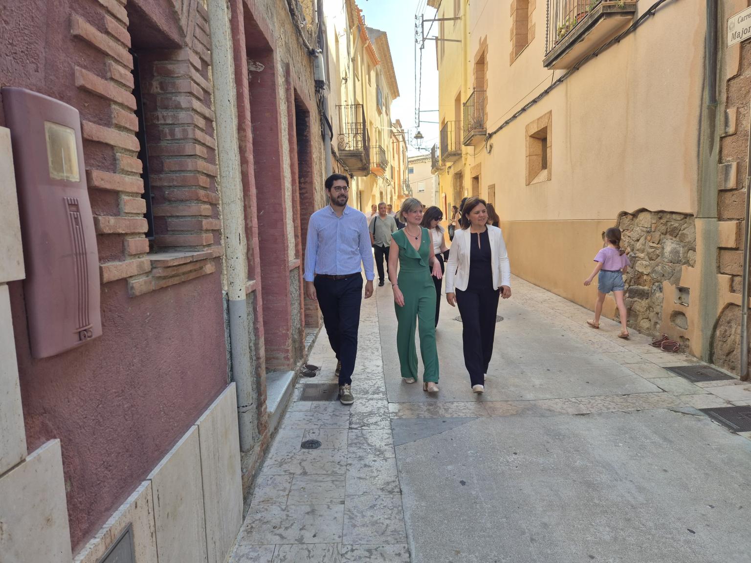 La presidenta, Noemí Llauradó, amb el diputat Ricard Gili i l'alcaldessa Montserrat de Anciola visitant el municipi