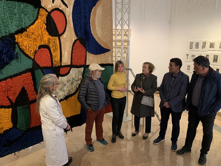 Un moment de la visita realitzada als treballs de conservació i restauració del 'Tapís de Tarragona'