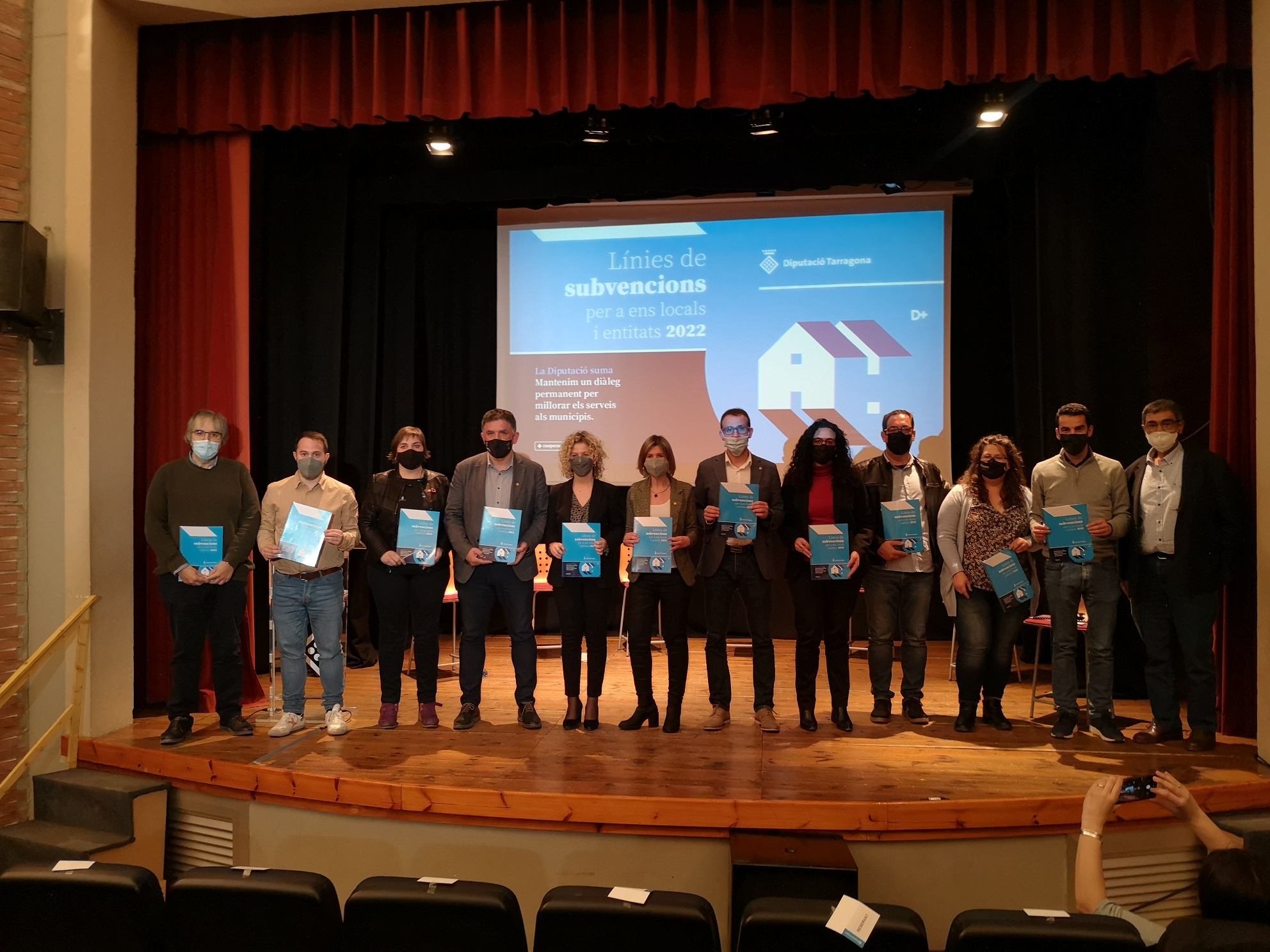 Foto de família de l'acte a l'Auditori Felip Pedrell de Tortosa