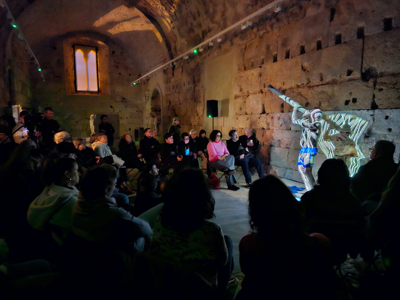 Performance de Marc Vives realitzada a la Torre del Pretori de Tarragona